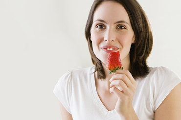 девушка ест фрукты, ягоды